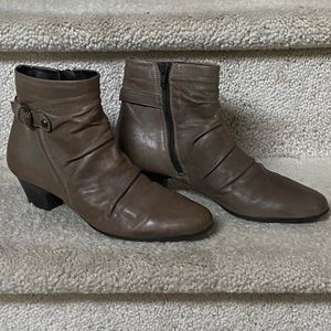 CLARKS BOOTS/BOOTIE WOMENS/CLARKS ANKLE BOOTS /GRAY/ SIZE 7 1/2 M/62361